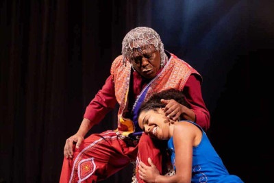 No palco, Maurício Tizumba divide a cena com a filha Júlia, com a qual também atua no cinema e na música -  (crédito: Annelize Tozetto/Divulgação)