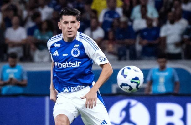 VILLALBA - Errou no posicionamento no lance do gol do Palestino, mas teve boa saÃ­da de bola e antecipaÃ§Ã£o em jogadas. Mas saiu no intervalo para ser poupado.  NOTA 6,0. Foto: Gustavo Aleixo/Cruzeiro