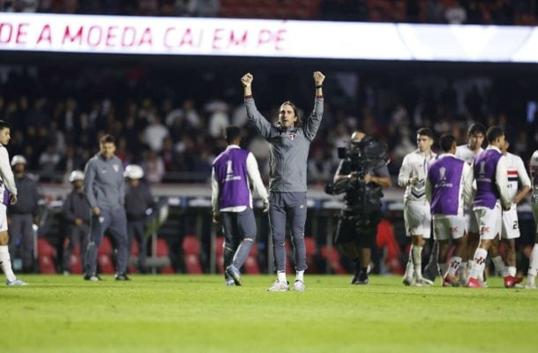 Zubeldía avalia dificuldades no empate do São Paulo e compara entrada de Lucca com jogada de truco