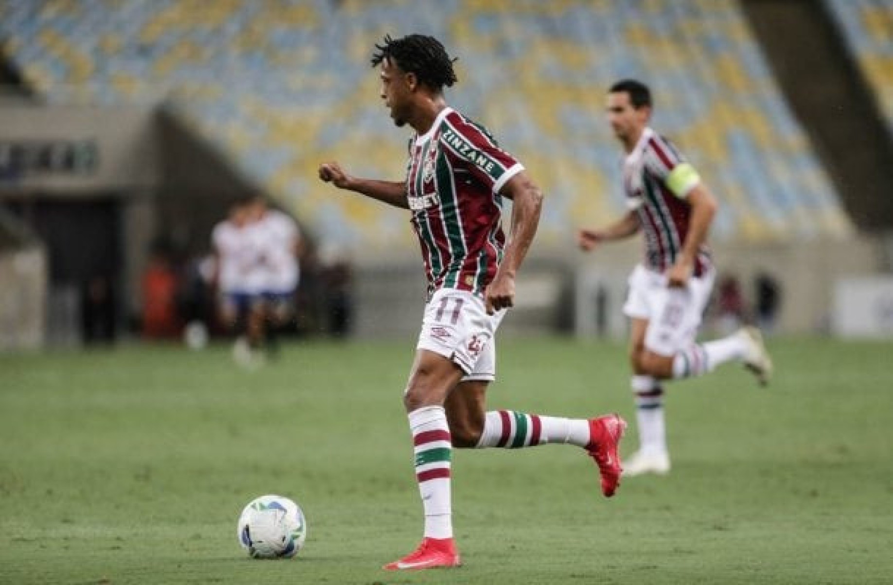 Keno volta a aproveitar oportunidade no Fluminense: ‘Feliz por dar conta do recado’