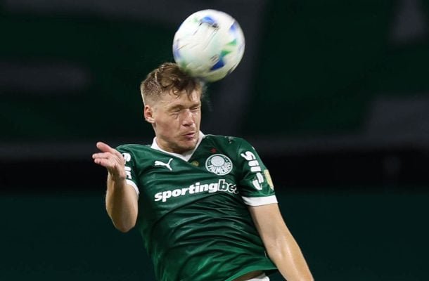 BRUNO FUCHS - Jogou com seriedade, fechando espaços, ajudando o lateral e saindo com a bola quando necessário. participou de um lance polêmico (a bola bateu em seu braço e o VAR por cinco minutos analisou e não deu o pênalti). Correto. NOTA 6,5. Foto: Cesar Greco/Palmeiras