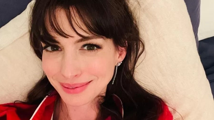 Anne Hathaway (12 de novembro de 1982) - Foi descoberta pela Disney, onde estrelou "Diário de Uma Princesa" e ganhou o Oscar de atriz coadjuvante pela atuação em "Os Miseráveis" (2012). Atuou em obras como "O Diabo Veste Prada", "Amor e Outras Drogas" e "Interstellar".