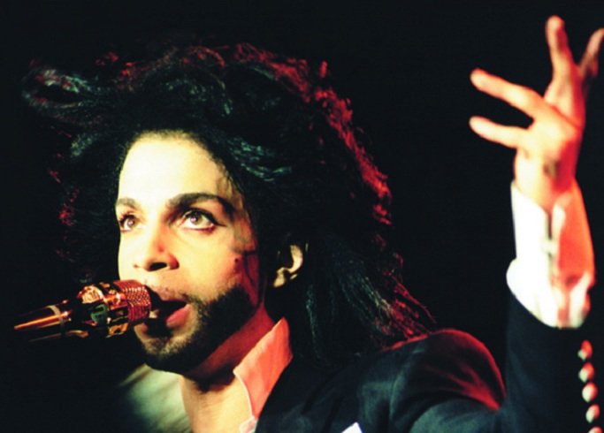 Os anos 1980 foram a década de ouro para o artista. Em 1982, ele lançou "1999", que incluía sucessos como "Little Red Corvette" e a própria "1999".