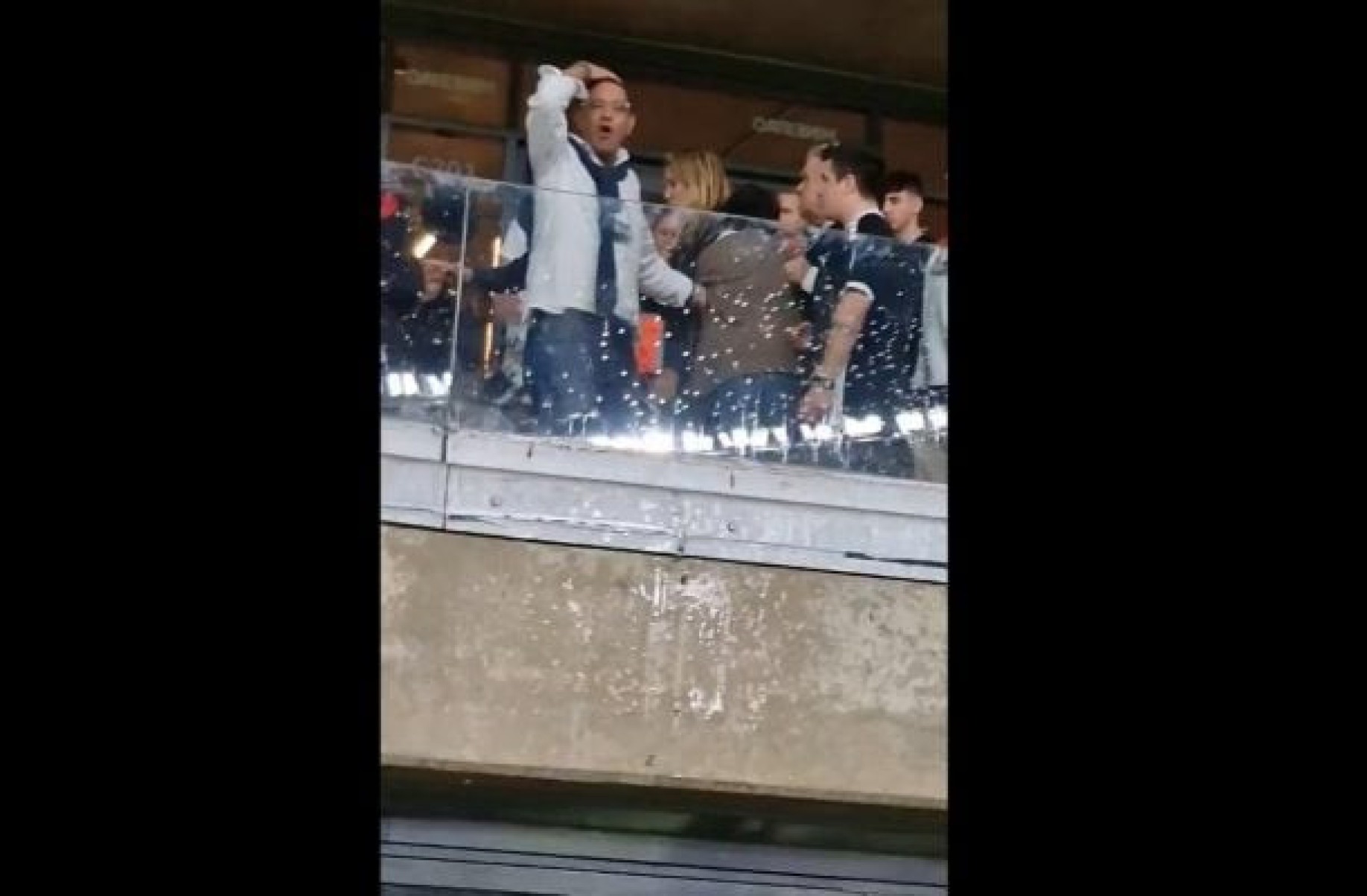 Torcedora do Palestino faz gestos racistas durante confusão em vitória do Cruzeiro