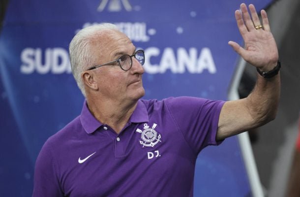 DORIVAL JÚNIOR - Arriscou demais ao colocar o time reserva em campo, com exceção do goleiro. Atuação muito ruim, e salvo por um gol 