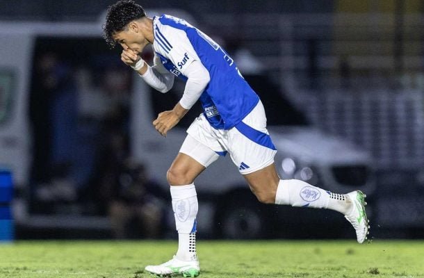 DINENNO - Substituiu Kenji. Mas teve dificuldade em encontrar o seu jogo e achar o melhor posicionamento. NOTA 5,5. Foto:  Gustavo Aleixo/Cruzeiro