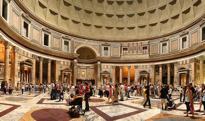 O Panteão fica no centro de Roma e representa a antiguidade, além do auge do poder e riqueza do Império Romano. A propósito, foi construído com o intuito de ser um lugar de adoração ao divino na estrutura do politeísmo.