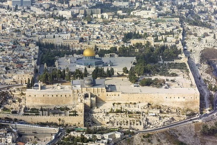 A cidade abriga a Esplanada das Mesquitas, onde se encontram a Mesquita de Al-Aqsa e o Domo da Rocha. De acordo com a tradição islâmica, foi dali que o profeta Maomé ascendeu aos céus durante a Noite da Ascensão.