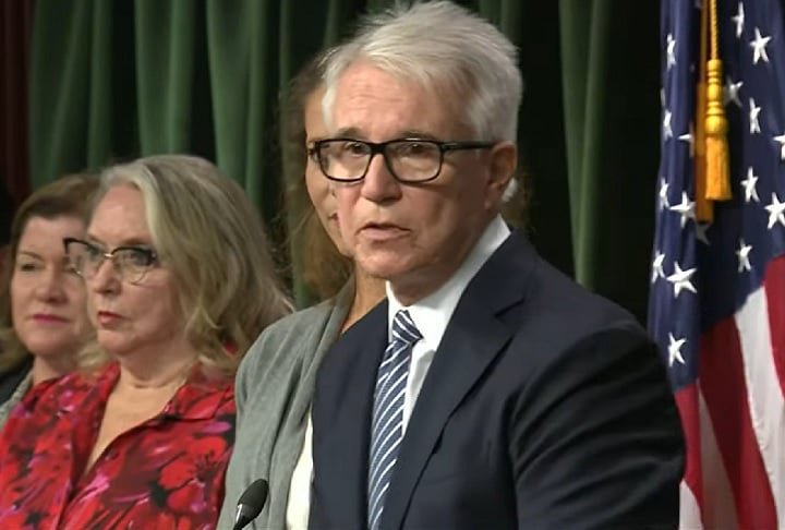 “Acredito que eles pagaram a sua dívida para com a sociedade”, declarou o promotor. Chamado de "resentencing" ("ressentenciamento", em português), o processo permite um novo ajuste da sentença em resposta a "um problema ou erro na pena original".