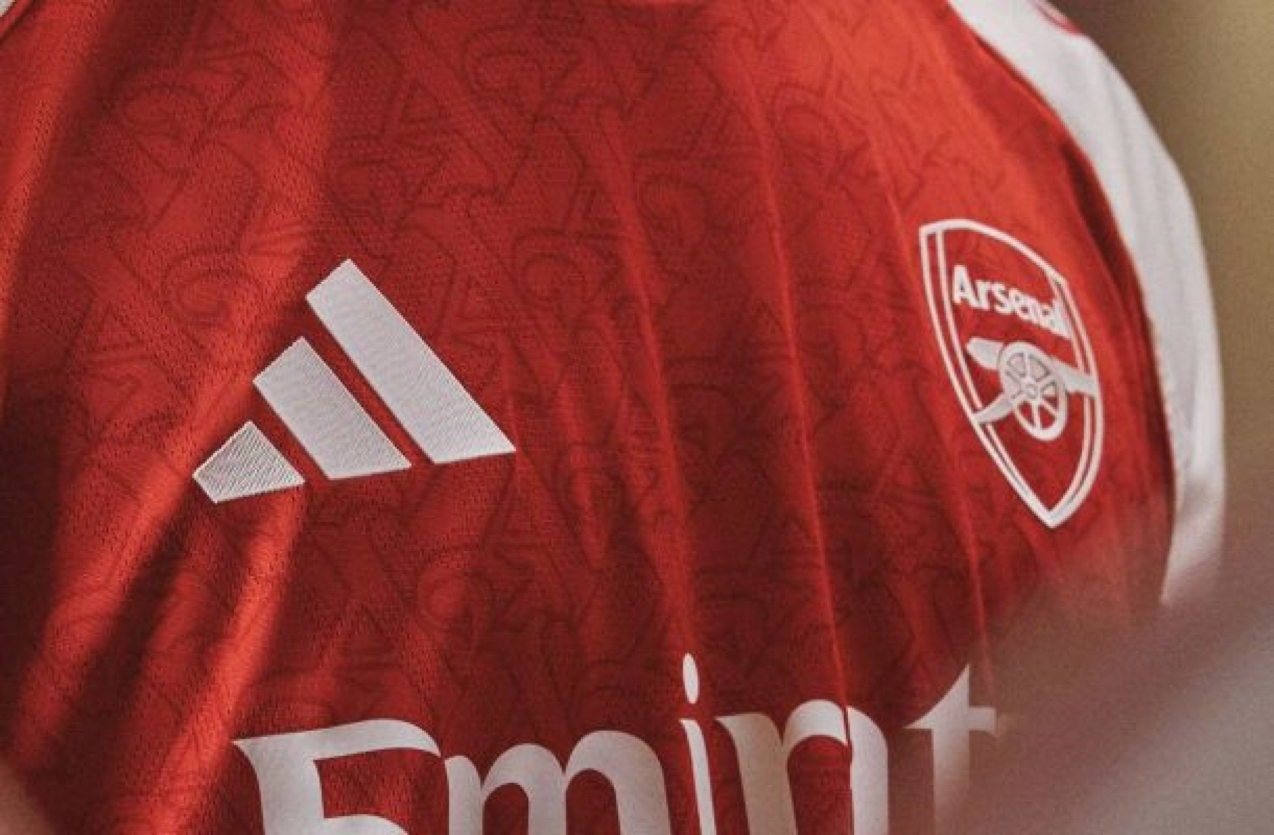 Arsenal divulga novo uniforme para a temporada 2025/26