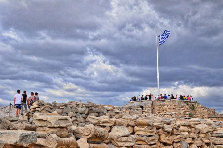 De acordo com o site "Hellenic Heritage", que promove a chamada "The Acropolis Experience", o serviço exclusivo pode incluir um guia privado, caso solicitado pelo cliente.