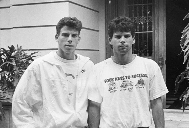 Assassinos dos pais, irmãos Menendez podem sair da cadeia após 35 anos