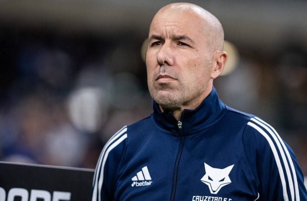 TÉCNICO: LEONARDO JARDIM – Apostou em um mistão, já que queria descansar os astros para o clássico com o Galo e observar alguns jogadores pouco acionados. O time começou mal, mas encaixou com o passar do tempo. E as substituições surtiram efeito. NOTA: 6,5. Foto: Gustavo Aleixo/Cruzeiro