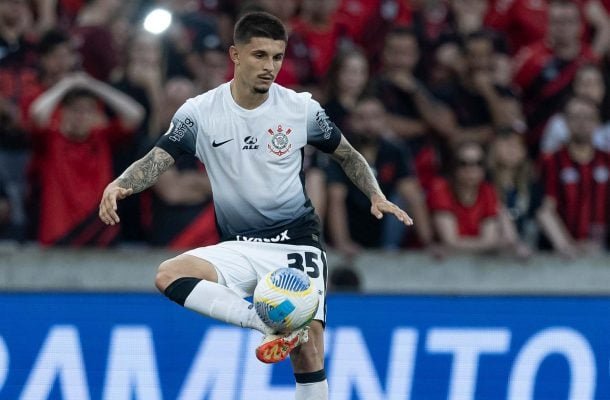 LÉO MANÁ - Recebeu amarelo no início do jogo e atuou cerca de 80 minutos pendurado. Ainda assim, não flertou com a expulsão e sempre passou tranquilidade, afinal, o Racing é muito limitado - Nota 6,0 Foto: Rodrigo Coca/Agência Corinthians