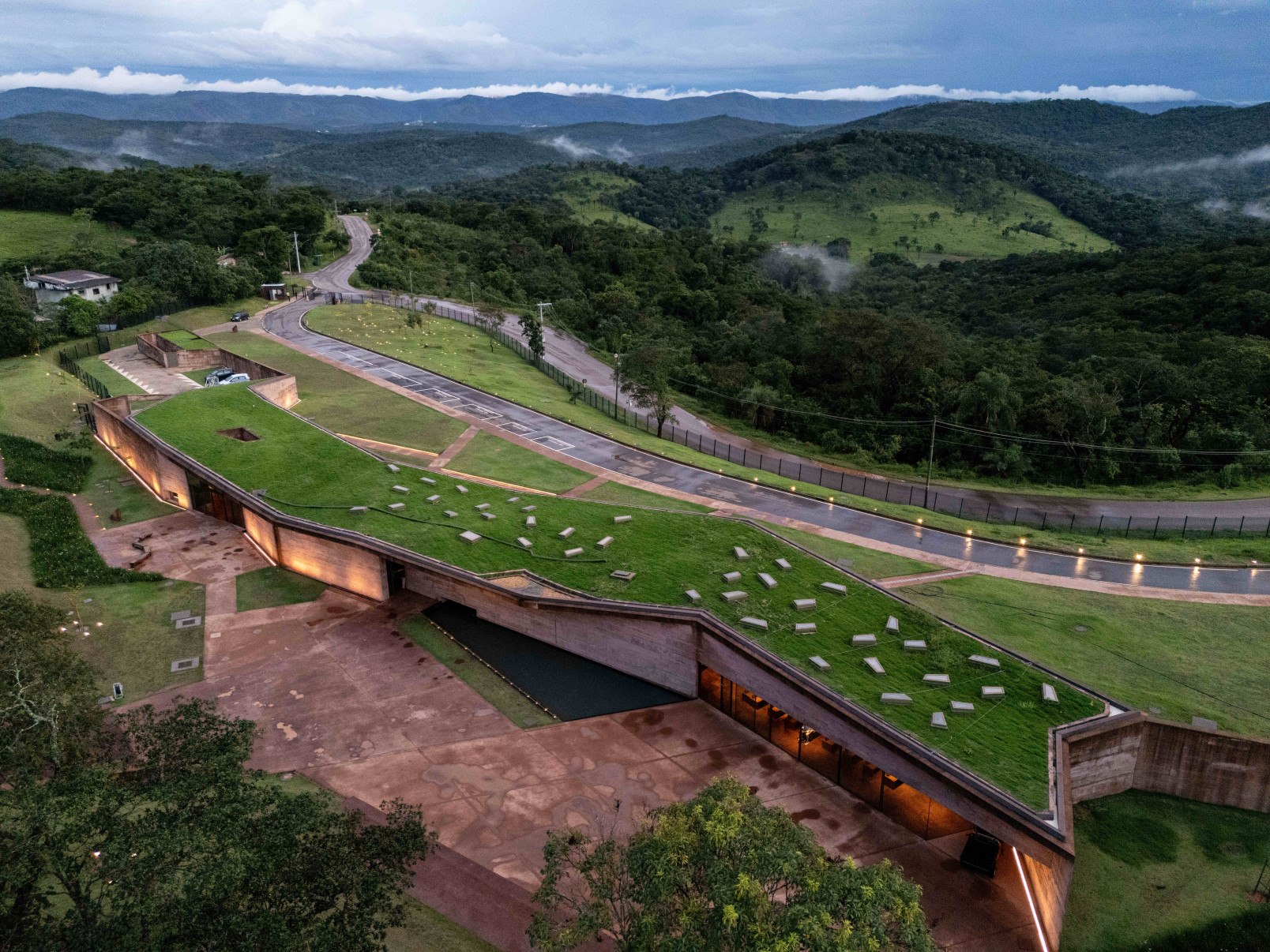 Memorial, projeto do arquiteto Gustavo Penna, foi construído no próprio local do rompimento, sobre os escombros do antigo refeitório da Vale
    - Leo Drumond / NITRO