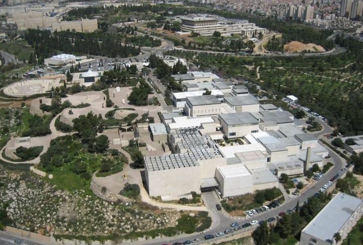 Além de seu valor religioso, Jerusalém possui um imenso patrimônio arqueológico e cultural. O Museu de Israel, por exemplo, hospeda o famoso Santuário do Livro (com os Manuscritos do Mar Morto), oferecem uma visão profunda da história milenar da região.