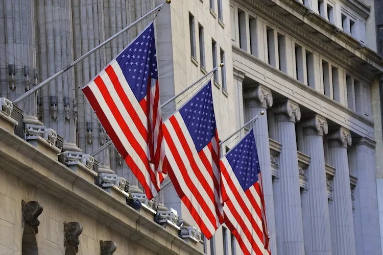 Isso, de acordo com a legislação dos Estados Unidos, permitiria que os irmãos obtivessem liberdade condicional após mais de três décadas atrás das grades.