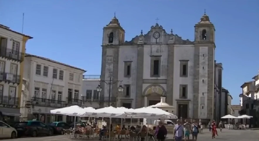 Um dos pioneiros nas navegações para descobrir "novos mundos", Portugal é um dos países mais antigos do mundo já que se tornou independente em 1139.