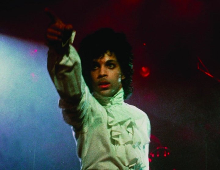A combinação do som inovador de Prince, com letras poderosas e performances visuais marcantes, fez de "Purple Rain" um fenômeno cultural. Relembre a carreira de Prince!