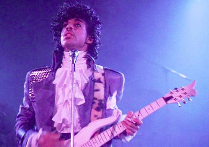 "Purple Rain" não foi apenas um álbum, mas também um filme, lançado em julho de 1984, o que contribuiu para levar a música de Prince para um público ainda maior. 