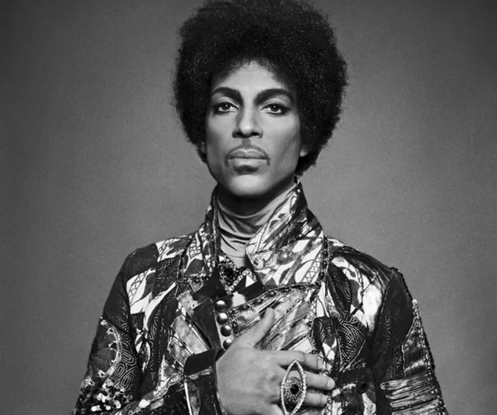 Em protesto, ele mudou seu nome para um símbolo impronunciável, muitas vezes referido como "The Love Symbol", e passou a ser chamado de "o artista anteriormente conhecido como Prince".