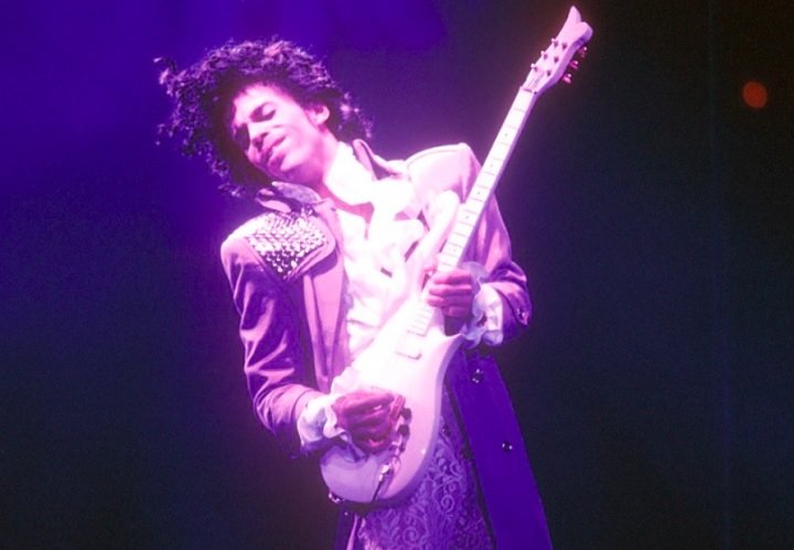A trilha sonora do filme, que tem o próprio Prince no papel principal, leva o mesmo nome do álbum e é repleta de hits como "When Doves Cry", "Let's Go Crazy" e, claro, a épica faixa-título "Purple Rain".