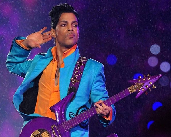 Aos 20 anos, Prince lançou seu álbum de estreia, "For You", em 1978. Ali, ele já revelou sua capacidade de mesclar elementos do funk, rock, R&B e pop, criando um som único.