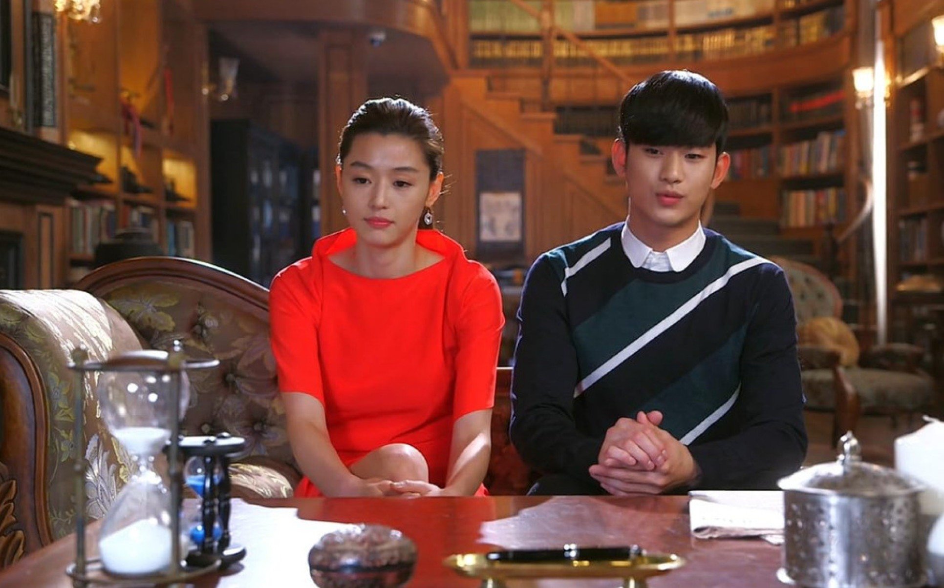 Casal está sentado à mesa em cena do dorama 'Meu amor das estrelas'