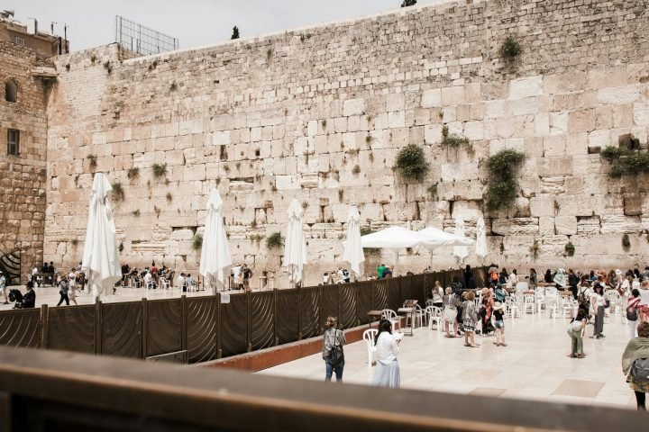 O Muro das Lamentações, remanescente do Segundo Templo destruído pelos romanos em 70 d.C., ainda hoje é um local de oração e peregrinação para judeus de todo o mundo.