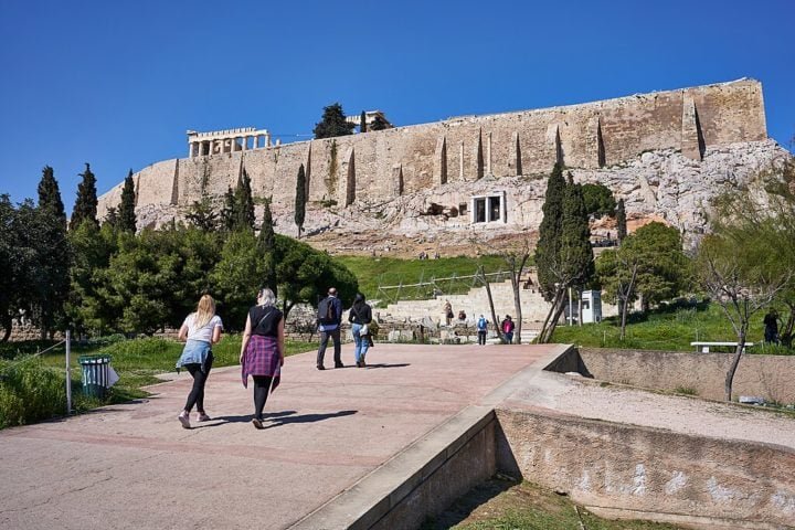 Para o presidente do sindicato dos guardas de sítios arqueológicos gregos, Georgia Kondyli, os passeios particulares não deveriam estar sendo organizados sem a participação do órgão.
