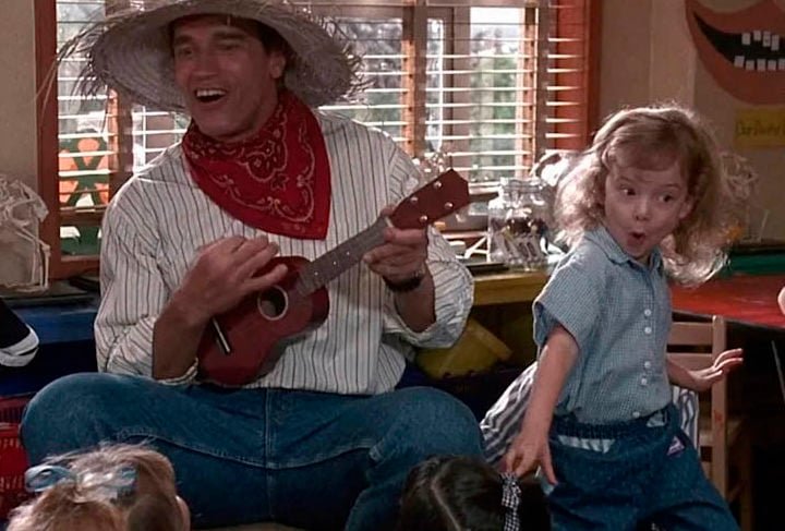 Durante uma investigação, o policial brutamontes disfarçado de professor, vivido por Arnold Schwarzenegger, acaba encontrando o jeito certo de dobrar os alunos e descobre seu talento para a educação. 