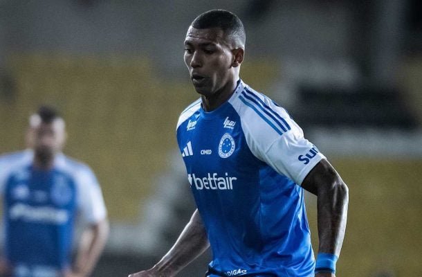 WALLACE - Substituiu Christian e mostrou um jogo mais eficaz do que o titular. Mas abusou da virilidade e ficou no lucro ao não ser amarelado. NOTA 6,0. Foto: Gustavo Aleixo/Cruzeiro