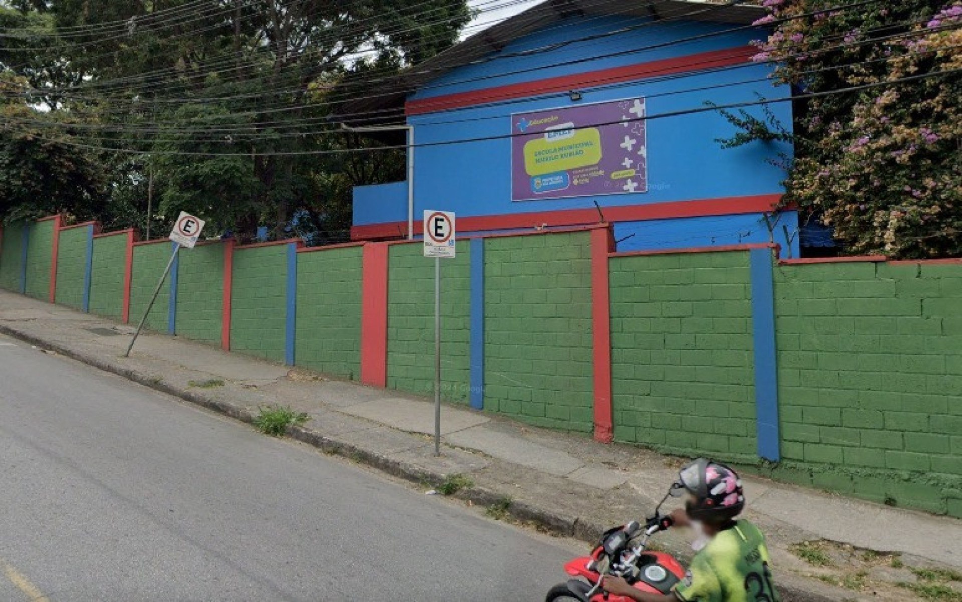 Aluno agride colega com socos e chutes no rosto na porta de escola de BH -  (crédito: Reprodução/Google Street View)