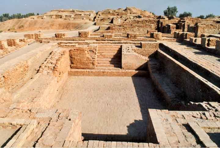 As condiÃ§Ãµes das estruturas levam a crer que Moenjodaro foi arrasada por um desastre rÃ¡pido. Consequentemente, o tempo contribuiu para que esteja como estÃ¡.