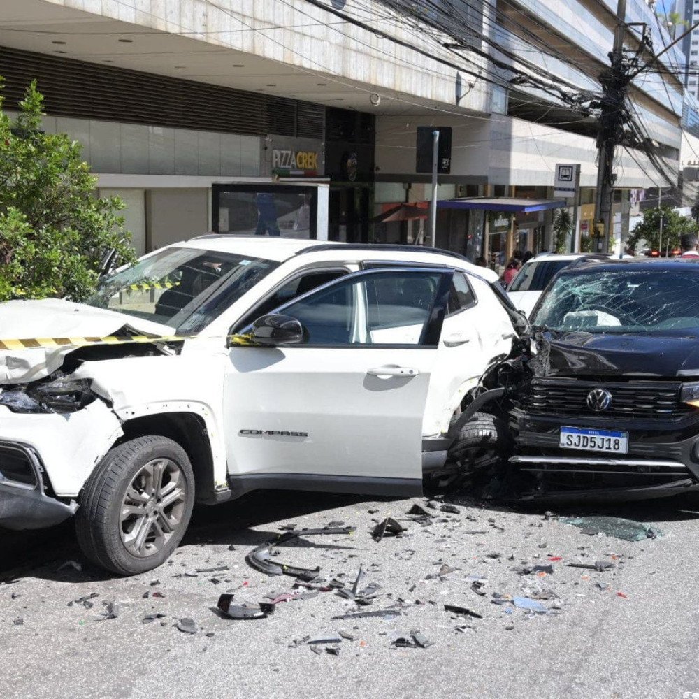 Vídeo: ônibus e três carros colidem no Belvedere