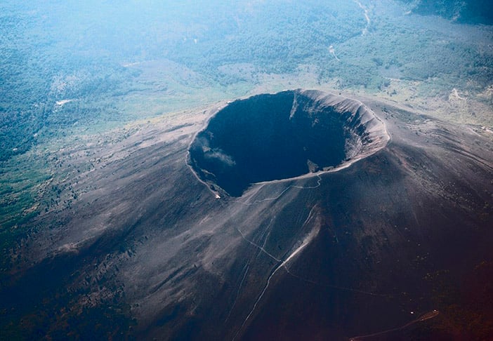 O Vesúvio é o único vulcão na Europa continental a ter entrado em erupção nos últimos 100 anos, embora atualmente esteja adormecido.