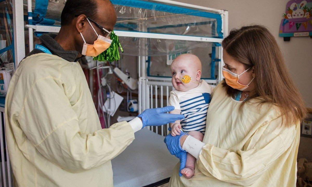  Cardiologista Kiran Musunuru e pediatra Rebecca Ahrens-Nicklas com o paciente KJ Muldoon; criança americana com condição rara tornou-se primeiro paciente da história a ser tratado com uma técnica personalizada de edição genética que desperta esperanças para outras pessoas com doenças obscuras -  (crédito:  AFP)