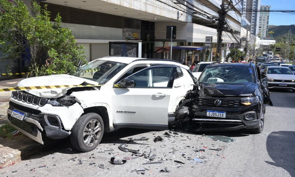 Acidente na Avenida Luiz Paulo Franco no Belvedere -  (crédito: Leandro Couri/EM/D.A Press)