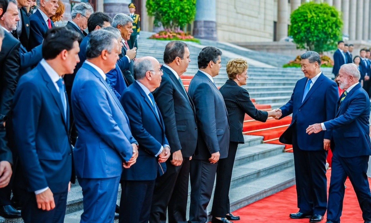 Lula durante a cerimônia de boas-vindas, no Grande Palácio do Povo, em Pequim, na China; Presidente da República Popular da China, Xi Jinping, cumprimenta a Presidenta do Novo Banco de Desenvolvimento (NBD), Dilma Rousseff, sob olhares de outros integrantes da delegação brasileira
       -  (crédito:  Ricardo Stuckert / PR)
