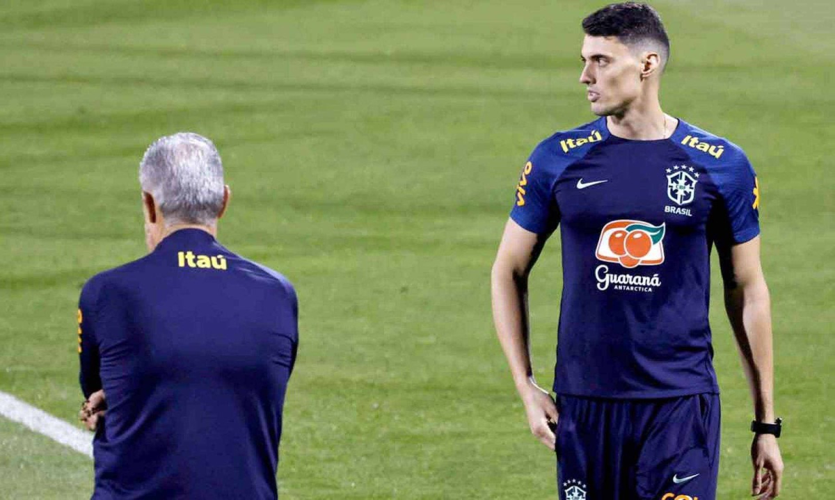 O técnico Tite costuma levar o filho Matheus Bachi (D) para auxiliar os seus trabalhos, inclusive na Seleção Brasileira - (crédito: Khaled DESOUKI / AFP – 29/11/2022) O técnico Tite costuma levar o filho Matheus Bachi (D) para auxiliar os seus trabalhos, inclusive na Seleção Brasileira - (crédito: Khaled DESOUKI / AFP – 29/11/2022)