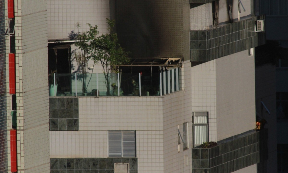 Fogo atingiu cobertura de prédio na Rua Rio Grande do Norte -  (crédito: Edesio Ferreira/EM/D.A Press)