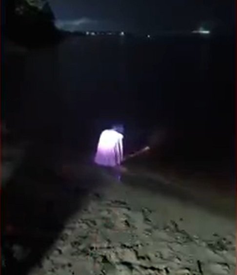 De acordo com o relatório da ocorrência, os agentes chegaram a mostrar o vídeo da abordagem, mas a mulher não reconheceu a gravação.