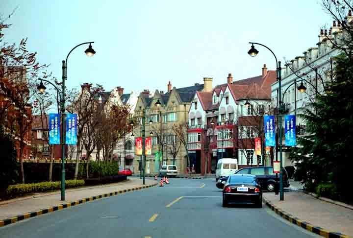 Thames Town: Com inspiração em Londres, essa cidade, localizada no distrito de Songjiang, tem o seu próprio "rio Tâmisa", uma igreja estilo gótico, cabines de telefone vermelhas e até monumentos de personagens icônicos da cultura britânica, como Harry Potter e James Bond.