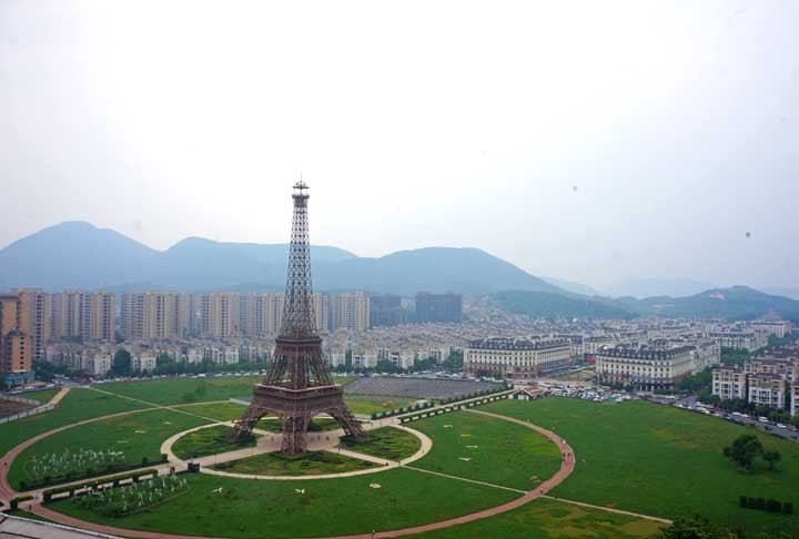 Tianducheng: Localizado na cidade de Hangzhou, Tianducheng é uma cópia de Paris. Tem até uma torre Eiffel igualzinha à original, com 108 metros de altura!