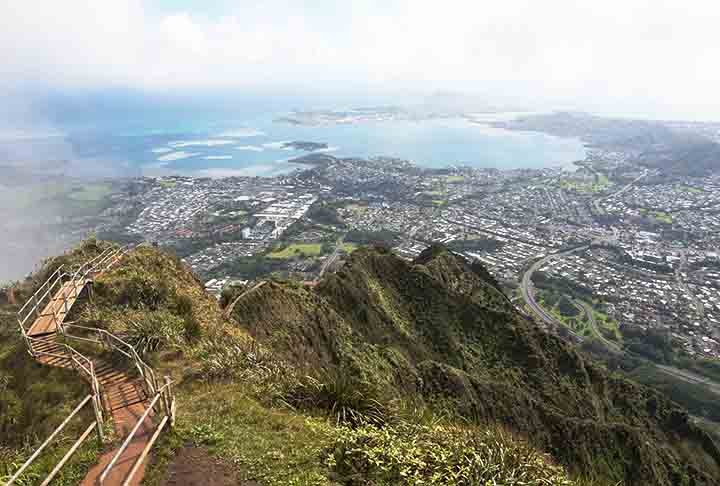 Haiku Stairs, Havaí, EUA: Também chamada de "Escadaria para o Céu", possui 3.922 degraus ao longo de uma montanha. Construída em 1942, o acesso atualmente é restrito por questões de segurança, mas oferece vistas deslumbrantes de Oahu.
