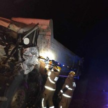 MG: acidente entre caminhões e carro deixa um morto na BR-251 - Divulgação/Bombeiros
