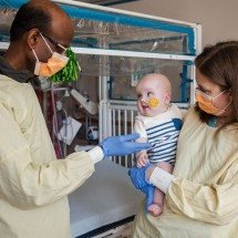 Bebê recebe primeiro tratamento genético personalizado do mundo -  AFP