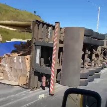 Caminhão tombado interdita BR-381 no Sul de Minas - Reprodu&ccedil;&atilde;o/Redes Sociais 