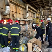 PF incinera cerca de uma tonelada de cocaína em forno de usina de Uberaba -  (crédito: Polícia Federal/Divulgação)