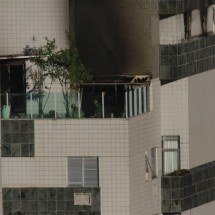 Rua de cobertura que pegou fogo em BH segue interditada após 12 horas - Edesio Ferreira/EM/D.A Press